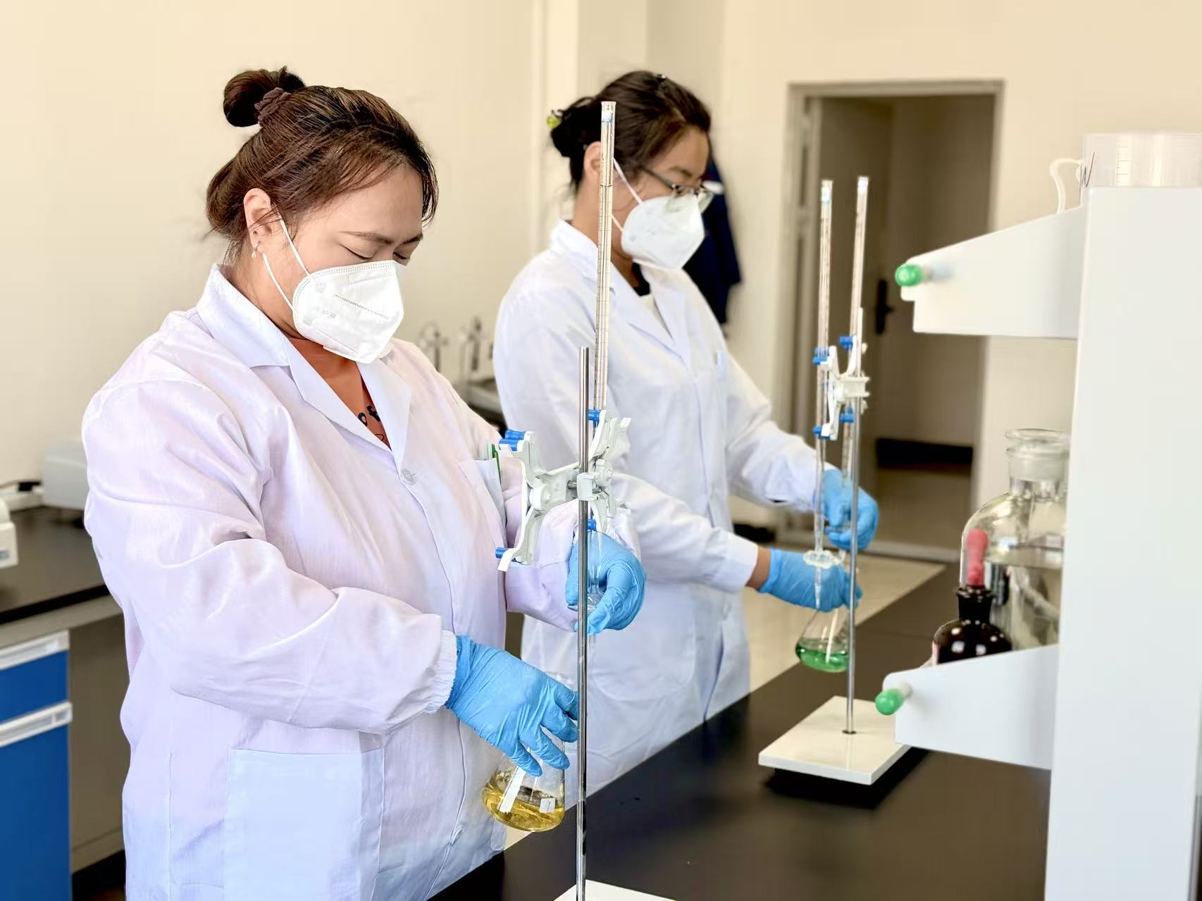 严抓出产把控 精研化验护航 严抓出产把控 精研化验护航